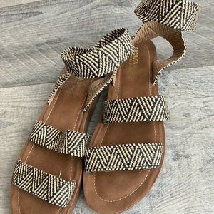 CUSHIONAIRE Women's Indego Stretch Sandal